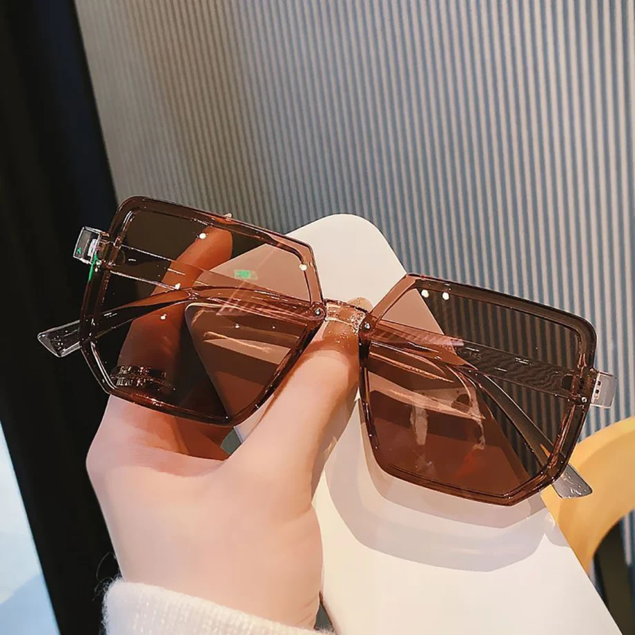 Chic Square Sunglasses – Stylish Bold Frames in Black and Transparent Brown