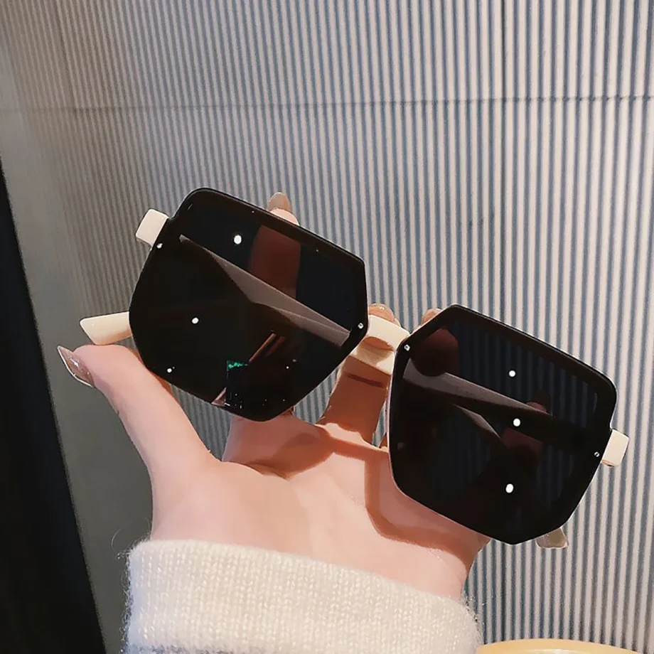 Chic Square Sunglasses – Stylish Bold Frames in Black and Transparent Brown