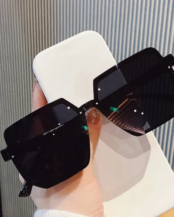 Chic Square Sunglasses – Stylish Bold Frames in Black and Transparent Brown
