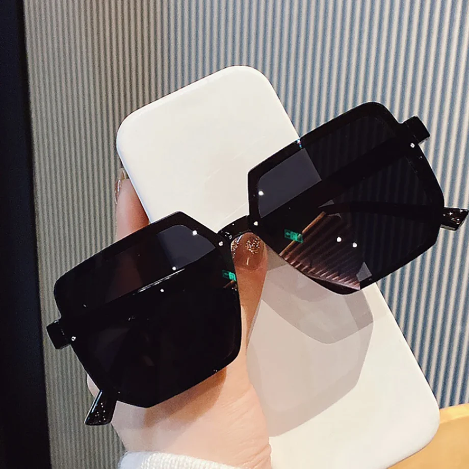 Chic Square Sunglasses – Stylish Bold Frames in Black and Transparent Brown